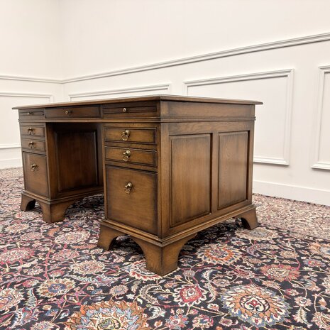 Klassiek-Antiek-Engels-Oud-Chesterfield-RAC-Royal-Antique-Collection-Eikenhout-Bureau-Desk-Groen-Leder