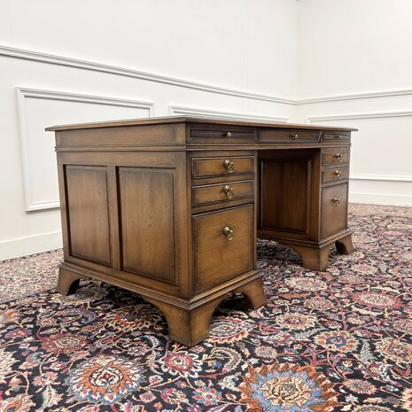 Klassiek-Antiek-Engels-Oud-Chesterfield-RAC-Royal-Antique-Collection-Eikenhout-Bureau-Desk-Groen-Leder