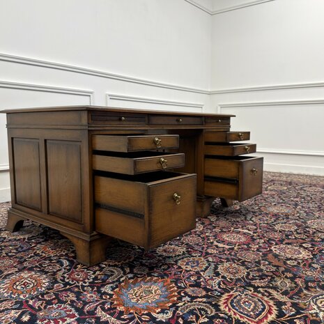 Klassiek-Antiek-Engels-Oud-Chesterfield-RAC-Royal-Antique-Collection-Eikenhout-Bureau-Desk-Groen-Leder