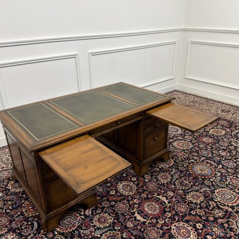 Klassiek-Antiek-Engels-Oud-Chesterfield-RAC-Royal-Antique-Collection-Eikenhout-Bureau-Desk-Groen-Leder