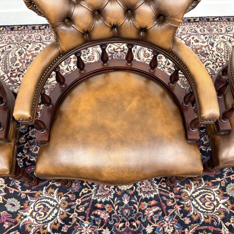 Klassiek-Engels-Antiek-Oud-Vintage-Springvale-Chesterfield-Set-Stoelen-Bureaustoel-Captain-Chair-Bruin-Cognac-Leder