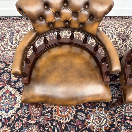 Klassiek-Engels-Antiek-Oud-Vintage-Springvale-Chesterfield-Set-Stoelen-Bureaustoel-Captain-Chair-Bruin-Cognac-Leder