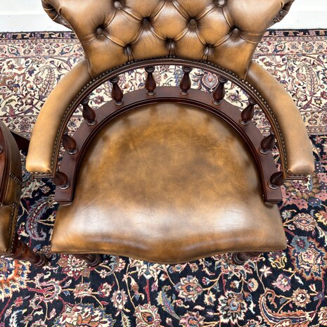 Klassiek-Engels-Antiek-Oud-Vintage-Springvale-Chesterfield-Set-Stoelen-Bureaustoel-Captain-Chair-Bruin-Cognac-Leder