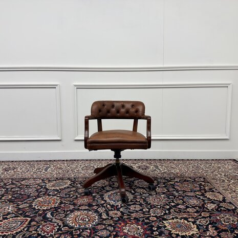 Klassiek-Engels-Antiek-Oud-Vintage-Wade-Chesterfield-Bureaustoel-Captain-Chair-Bruin-Leder-1