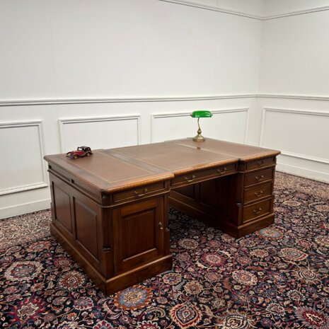 Klassiek-Engels-Antiek-Oud-Chesterfield-Vintage-Groot-Bureau-Partnerdesk-Desk-Bruin-Leder