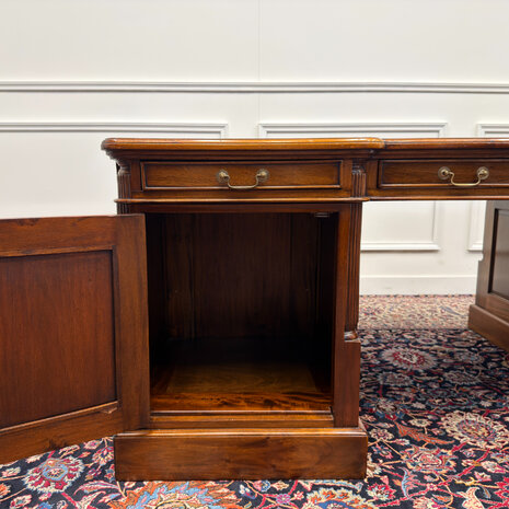 Klassiek-Engels-Antiek-Oud-Chesterfield-Vintage-Groot-Bureau-Partnerdesk-Desk-Bruin-Leder