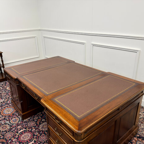 Klassiek-Engels-Antiek-Oud-Chesterfield-Vintage-Groot-Bureau-Partnerdesk-Desk-Bruin-Leder