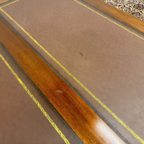 Klassiek-Engels-Antiek-Oud-Chesterfield-Vintage-Groot-Bureau-Partnerdesk-Desk-Bruin-Leder