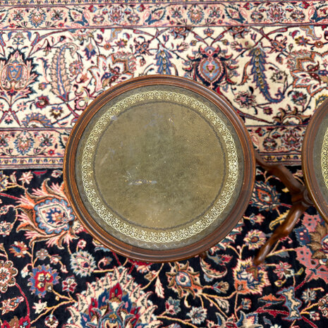 Klassiek-Oud-Antiek-Engels-Chesterfield-Vintage-Set-Sidetable-Side-Table-Drumtafel-Bijzettafel