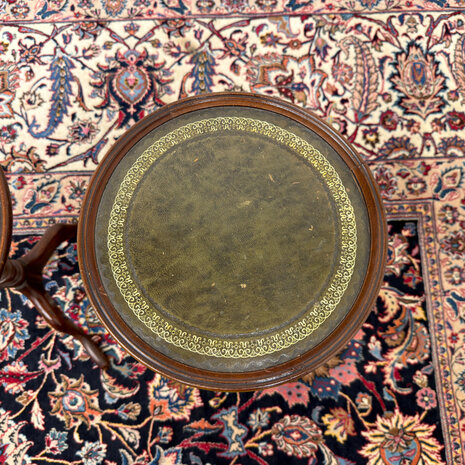 Klassiek-Oud-Antiek-Engels-Chesterfield-Vintage-Set-Sidetable-Side-Table-Drumtafel-Bijzettafel