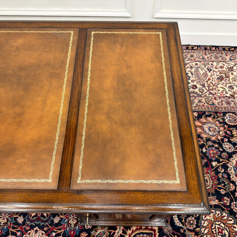 Klassiek-Engels-Oud-Antiek-Vintage-Chesterfield-RAC-Royal-Antique-Collection-Bureau-Desk-Bruin-Leder
