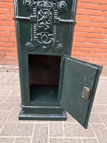 Antieke-gietijzeren-Engelse-vrijstaande-brievenbus-10