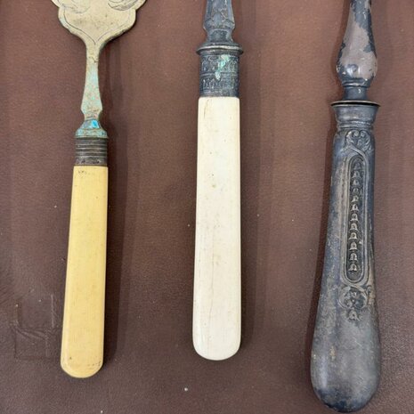 Antiek-bestek-mes-vork-lepel-parelmoer-zilver-hoorn-8