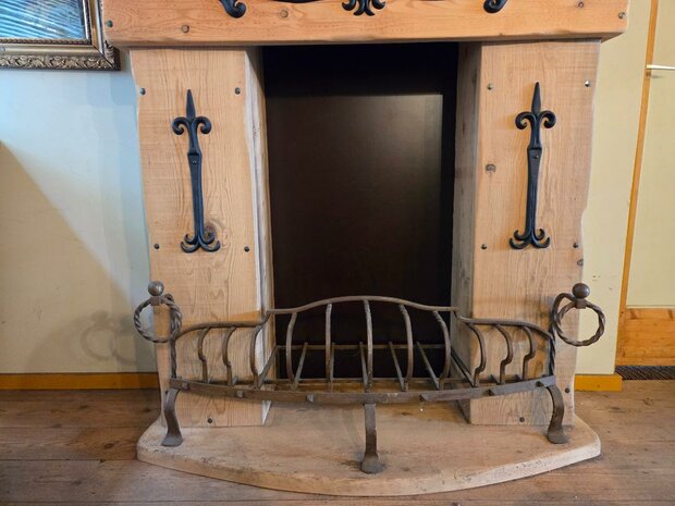 Landelijke-houten-sier-openhaard-schouw-met-smeedijzeren-haard-bak-4