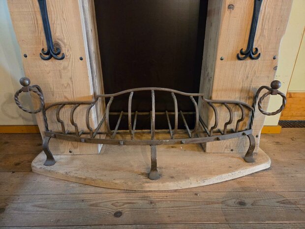 Landelijke-houten-sier-openhaard-schouw-met-smeedijzeren-haard-bak-6