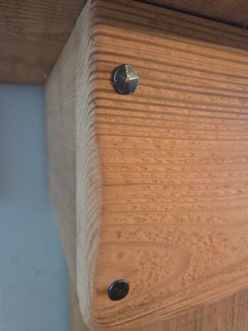 Landelijke-houten-sier-openhaard-schouw-met-smeedijzeren-haard-bak-7