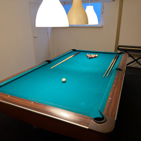 Complete-Pooltafel-met-4-keuen-en-accessoires