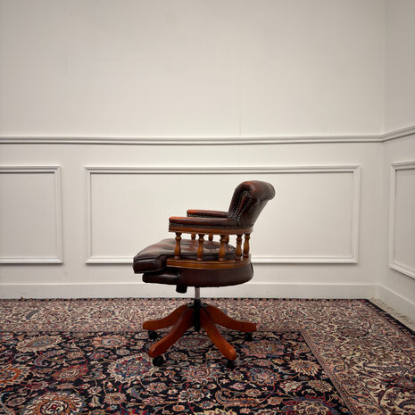 Klassiek-Engels-Antiek-Oud-Vintage-Chesterfield-Bureaustoel-Captain-Chair-Oxblood-Leder