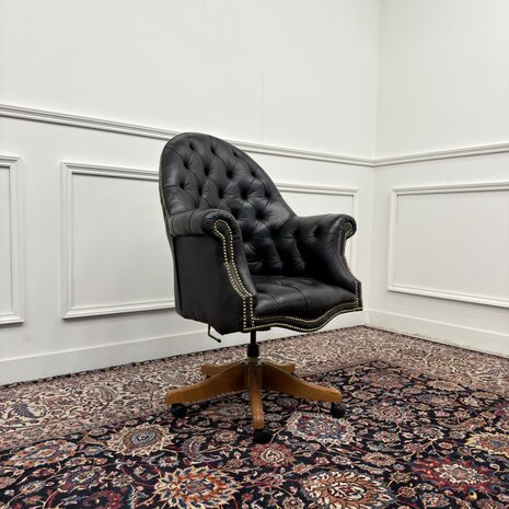 Klassiek-Engels-Antiek-Oud-Vintage-Chesterfield-Bureaustoel-Director-Directors-Chair-Zwart-Leder
