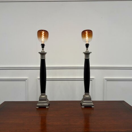 Grote-klassieke-empire-tafellampen-eichholtz-zilver-zwart-met-design-lampen-3