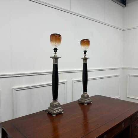Grote-klassieke-empire-tafellampen-eichholtz-zilver-zwart-met-design-lampen-1
