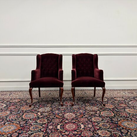 Klassiek-Engels-Antiek-Oud-Vintage-Chesterfield-Fauteuils-Oorfauteuils-Arm-Chairs-Fluweel-Oxblood