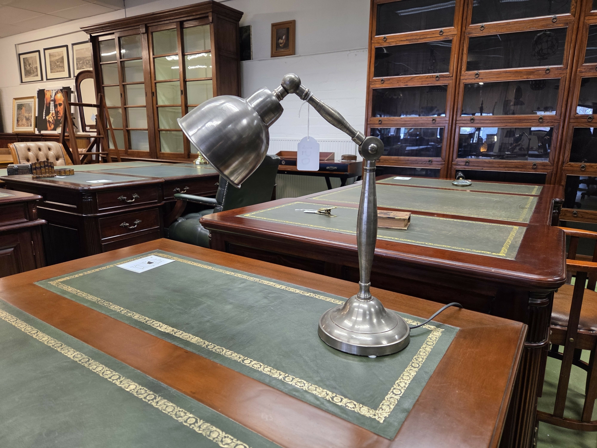 Foto van een Architecten lamp op een Klassiek Engels bureau