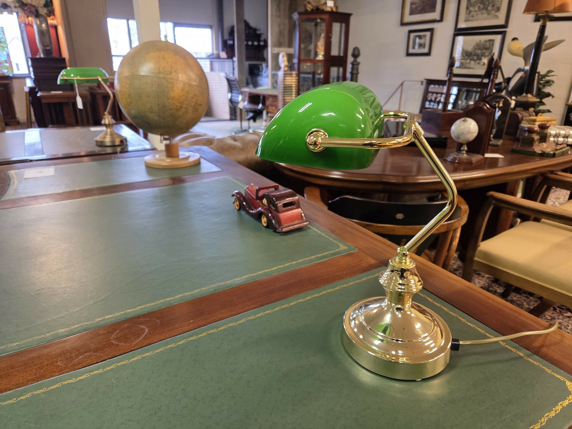 Foto van een Bankierslamp op een klassiekk Engels bureau