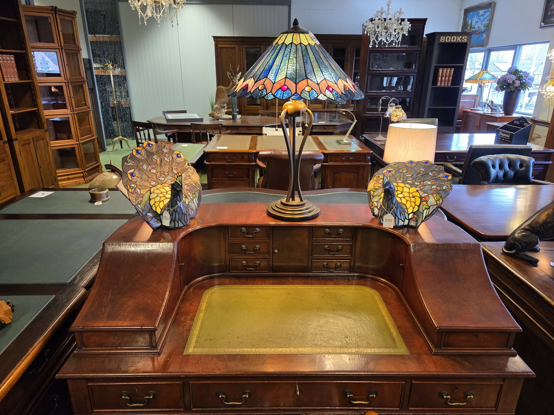 Foto van Tiffany lampen op een antiek engels bureau