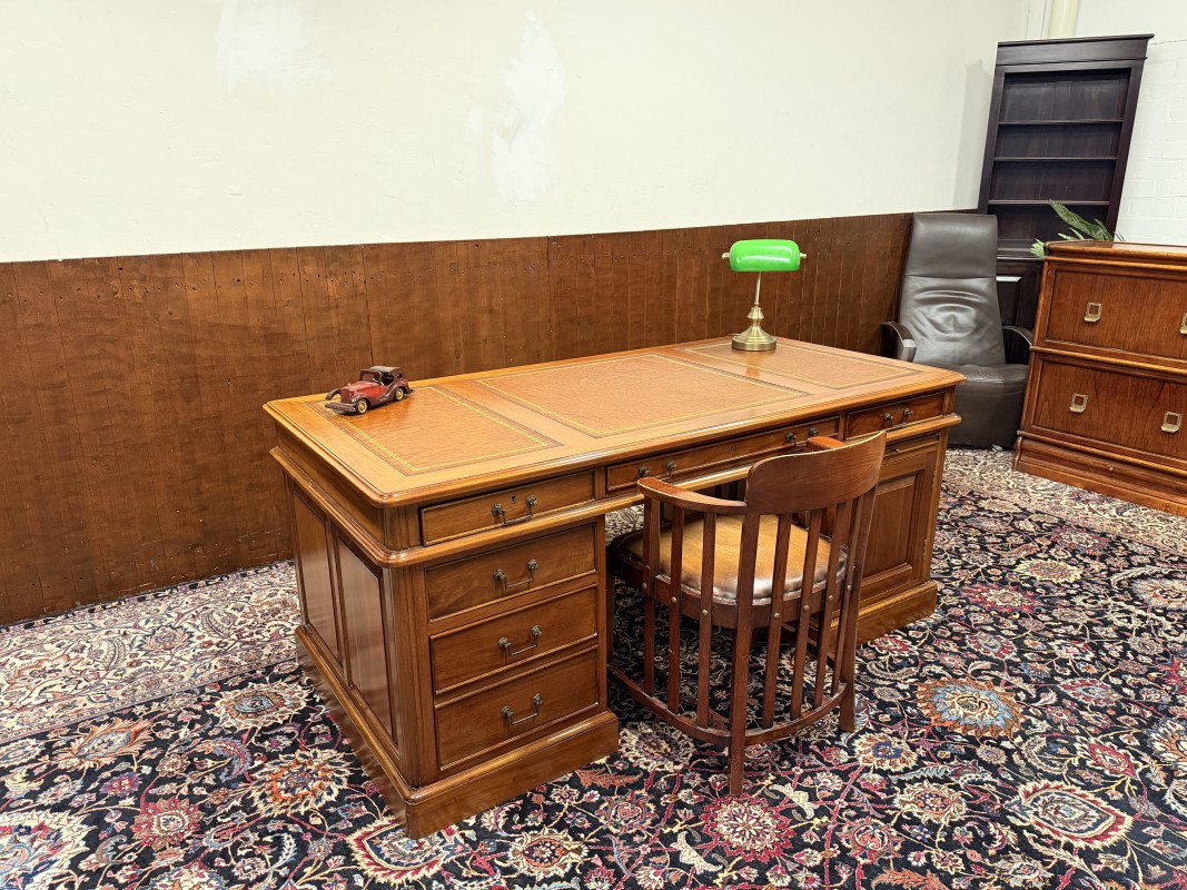 Klassieke bureaulamp in een Antiek Engels kantoor 1