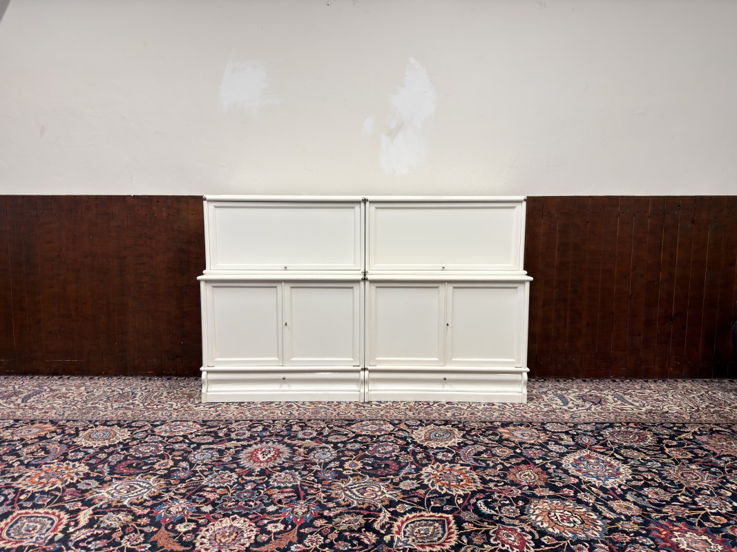 Wit Globe Wernicke dressoir van cederhout gemaakt