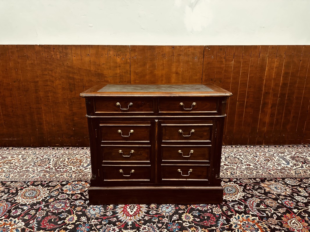 Klassiek Engels dressoir