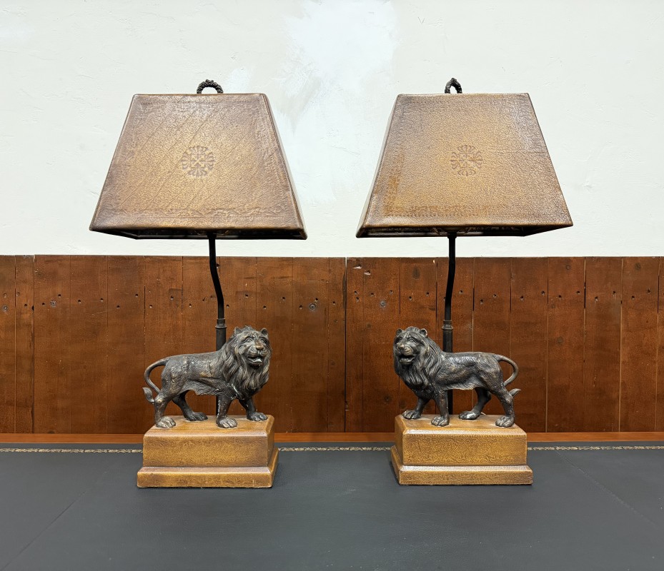 Klassieke Engelse tafellampen met bronze leeuw