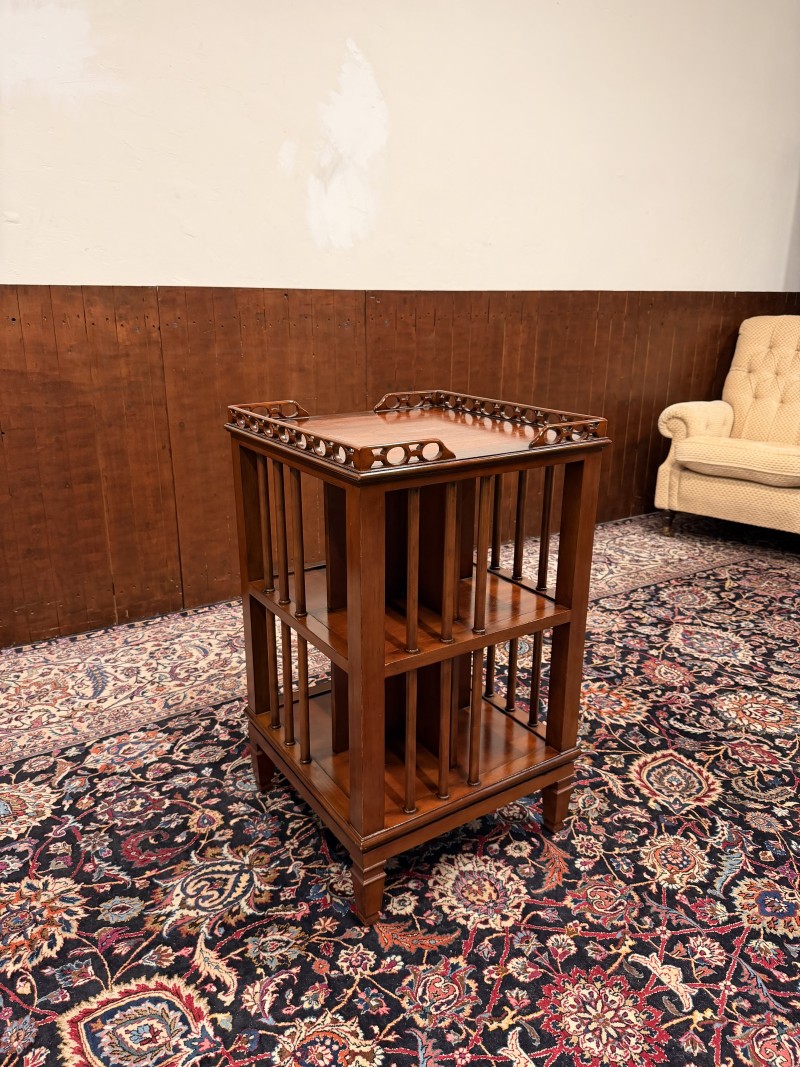 Klassieke-antieke-Engelse-boekenmolen-van-mahoniehout