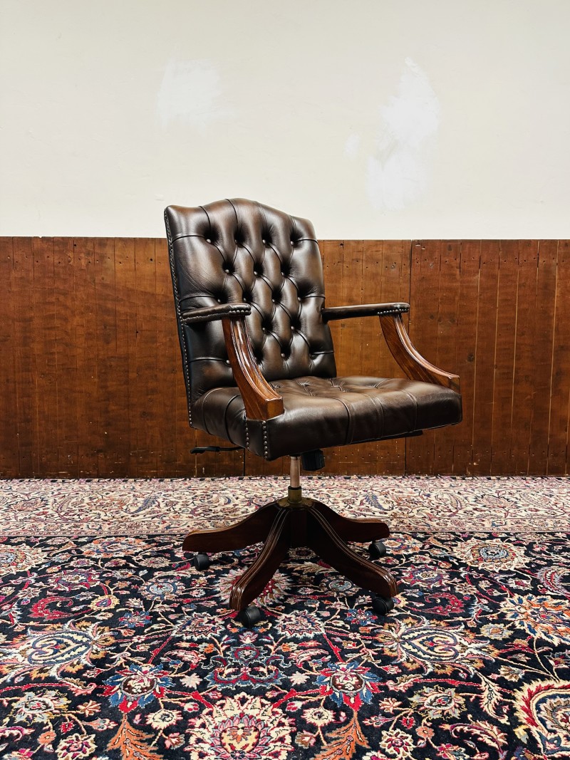 Antieke Engelse Chesterfield bureaustoel