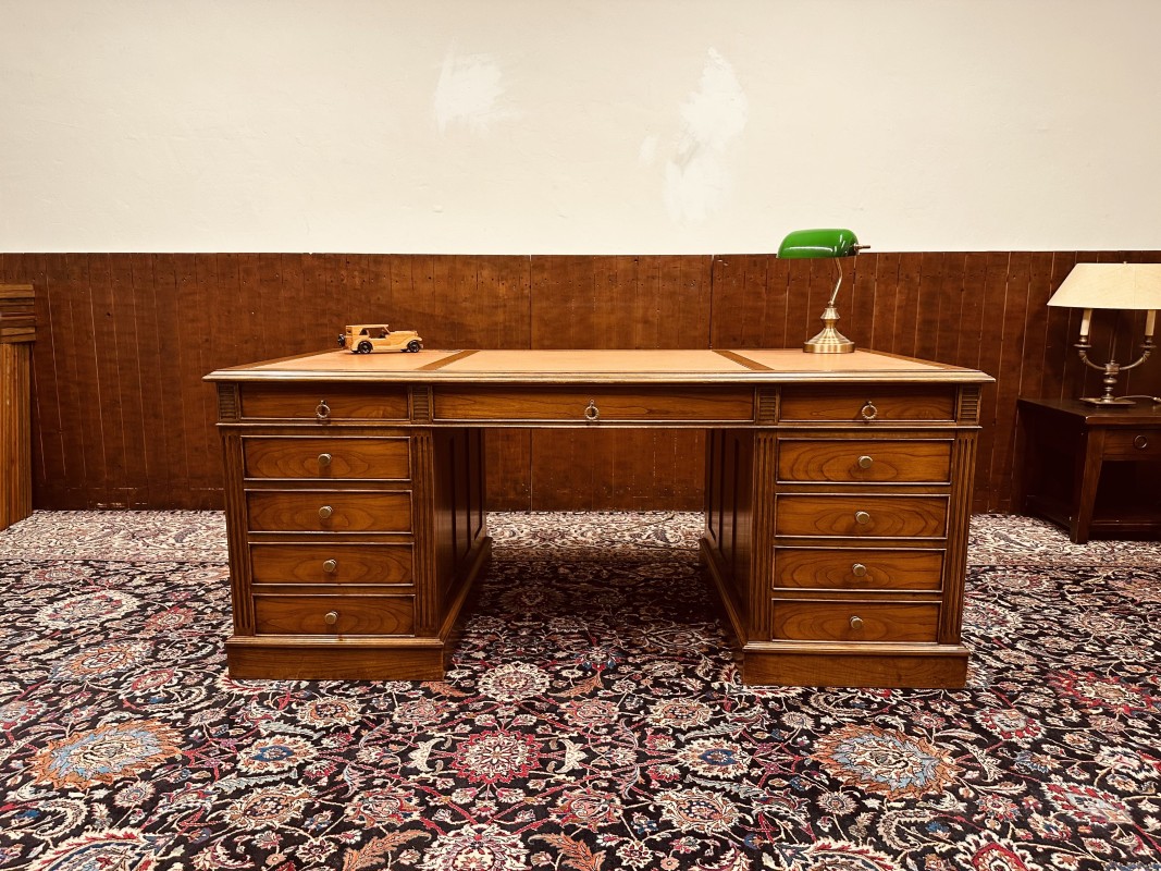 Engelse-Klassieke-Bureau-Partnerdesk