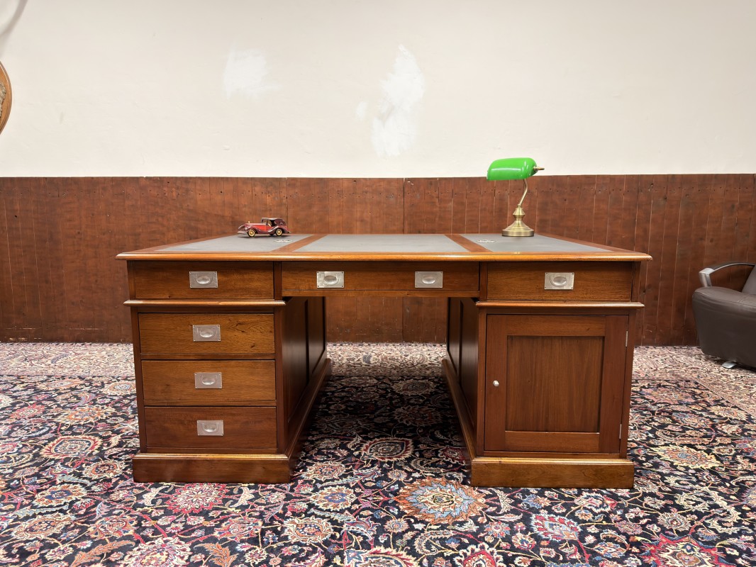 Groot-Klassiek-Engels-Antiek-Oud-Chesterfield-Bureau-Desk-Partnerdesk-met-Zwart-Leder-Ingelegd