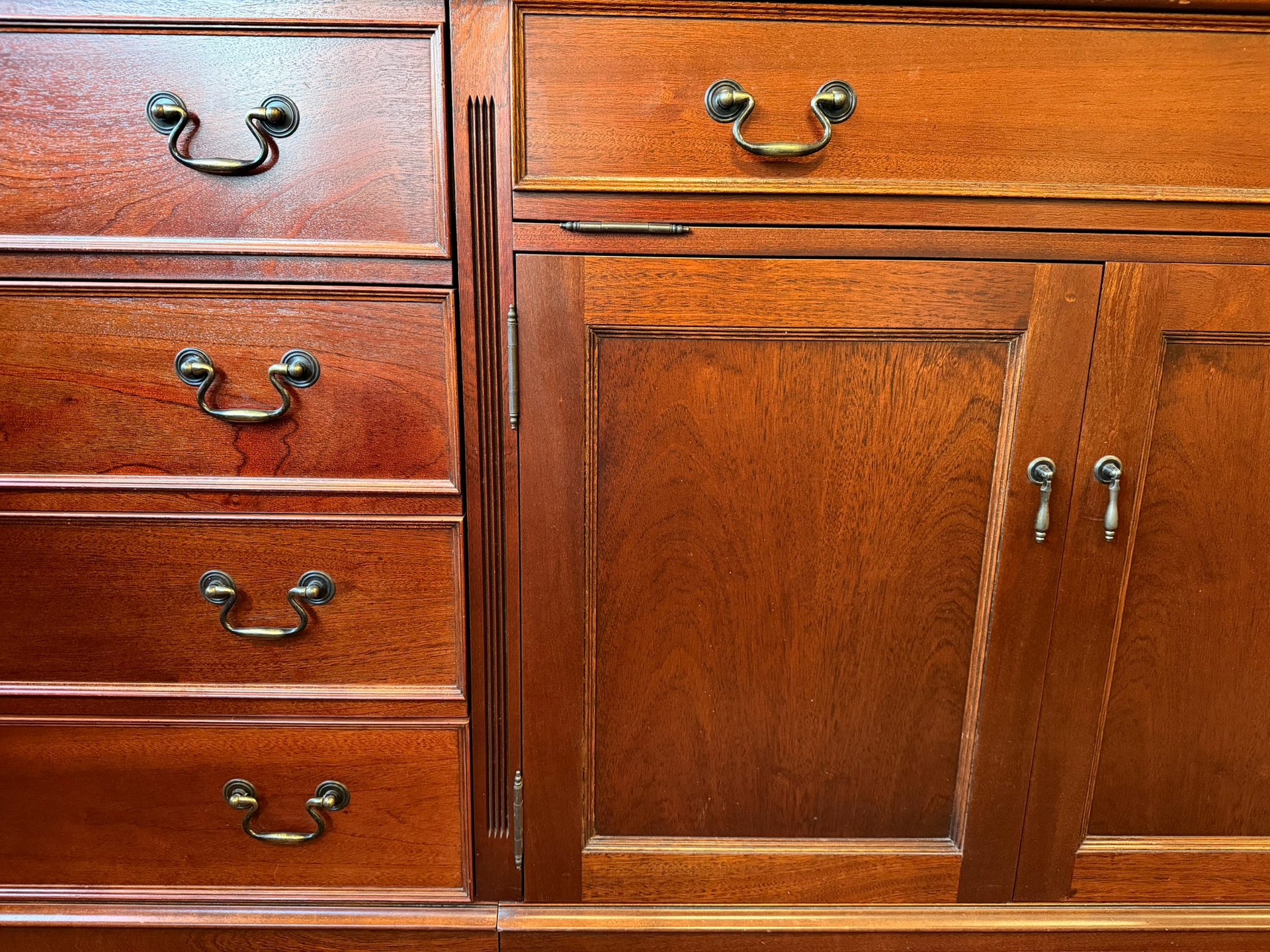 Stijl kenmerk Klassieke en Engelse boekenkast mahonie kast deur en laden met messing beslag en ingefreesde deuren en laden met een afgeronde rand