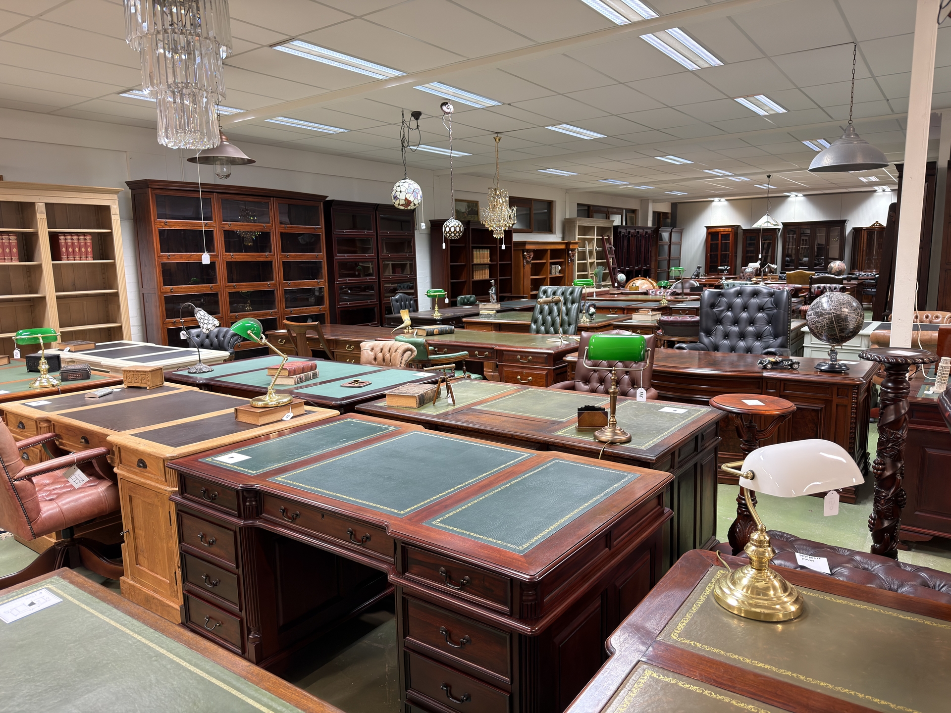 Sfeerbeeld showroom vol met klassieke en engelse meubelen 2