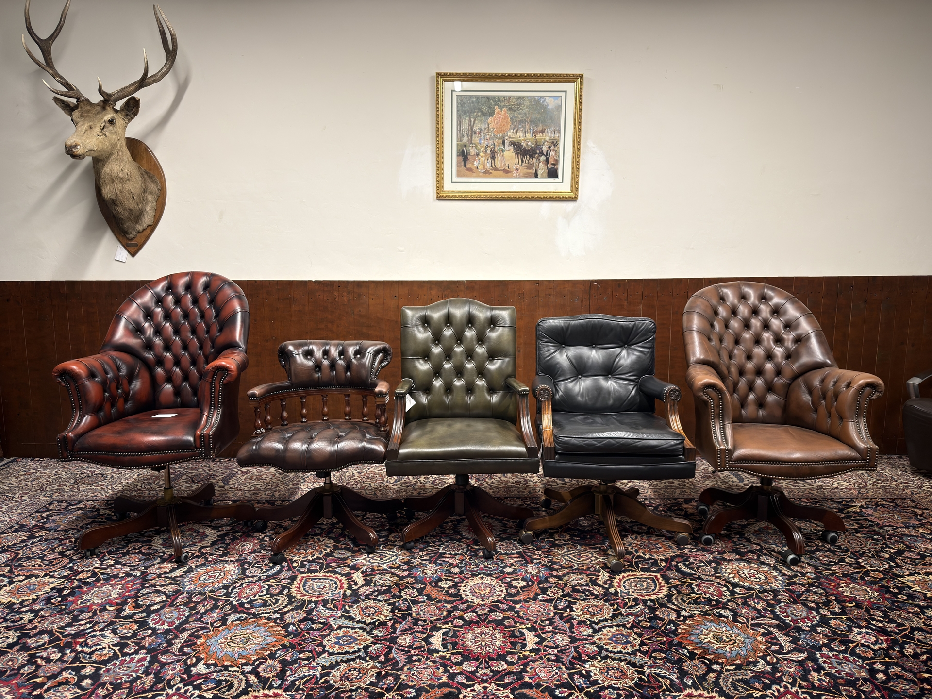 Sfeerbeeld showroom vol met klassieke en engelse meubelen 1