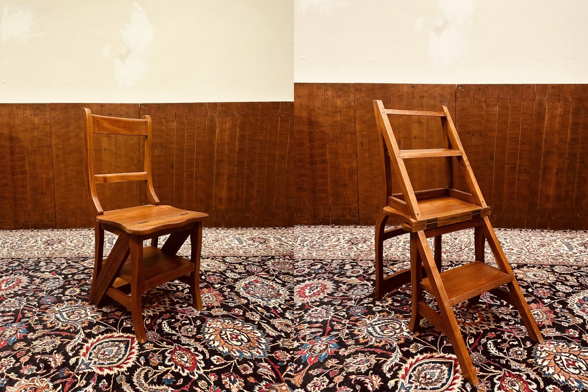 Een klassieke Engelse stoel die omklaapbaar is tot bibliotheek trap