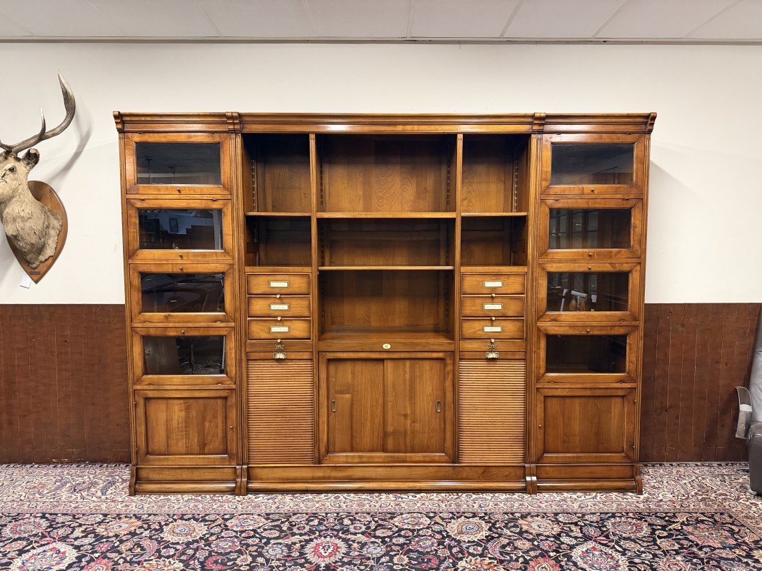 Een grote klassieke apothekers / buffetkast van het merk Assi d Asolo