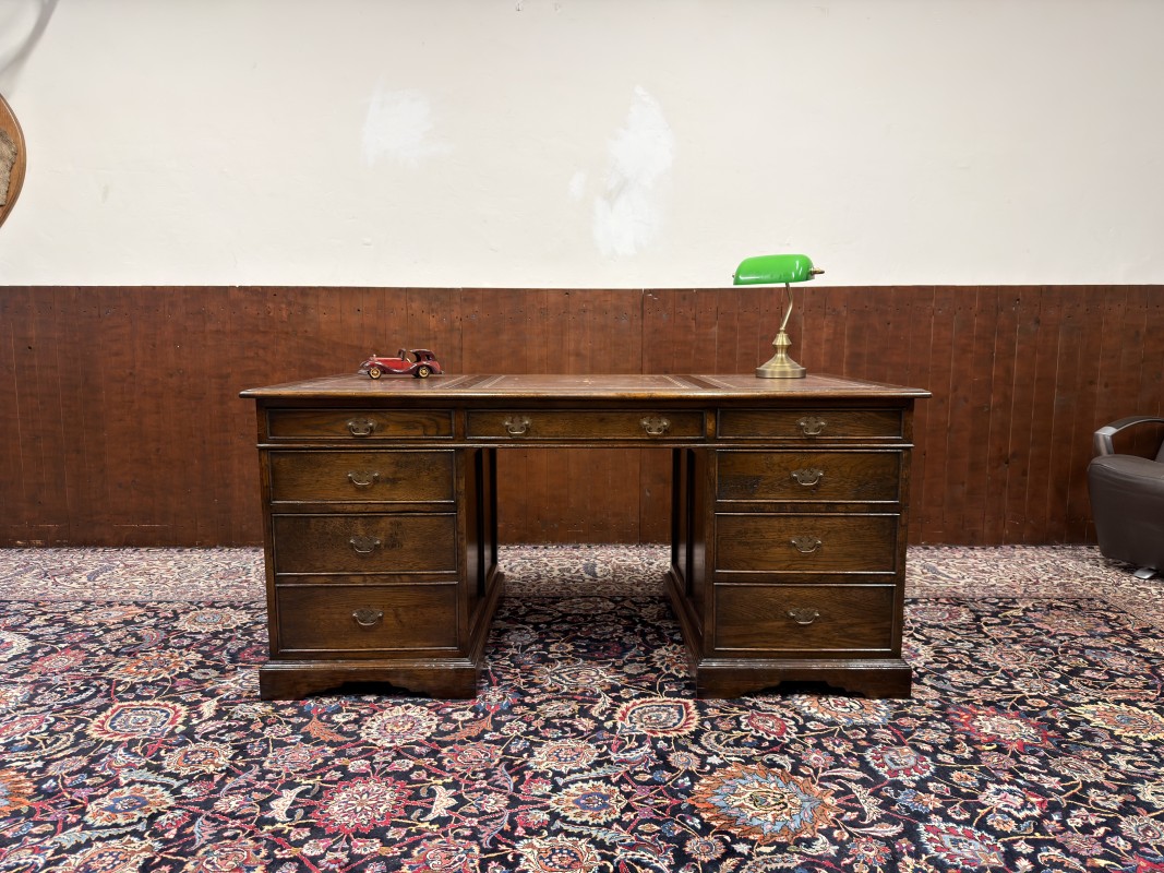 Klassiek-Engels-Antiek-Oud-Chesterfield-Bureau-Desk-met-Bruin-Leder