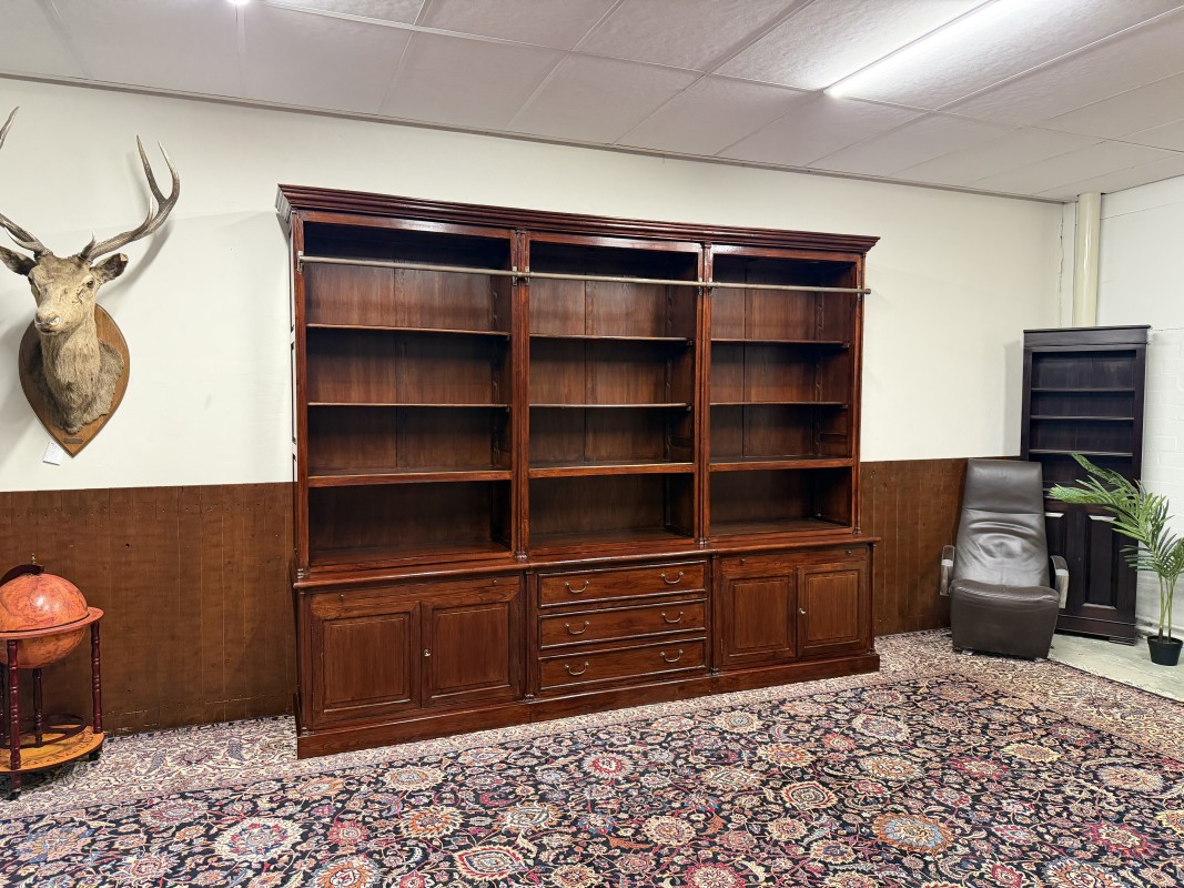 Een grote klassieke boekenkast gemaakt van eikenhout