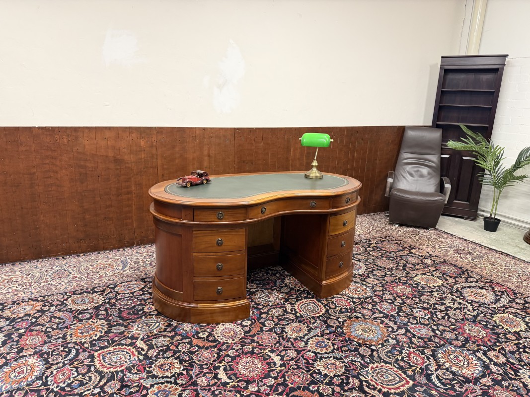 Klassiek-Engels-Antiek-Oud-Chesterfield-Ovaal-Bureau-Desk-met-Groen-Leder