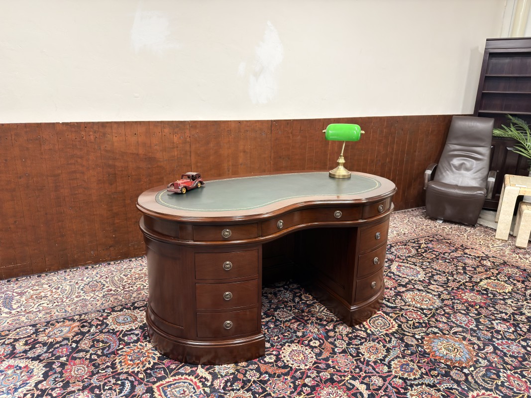 Klassiek-Engels-Antiek-Oud-Chesterfield-Ovaal-Nier-Vormig-Bureau-Desk-met-Groen-Lederen-Inleg