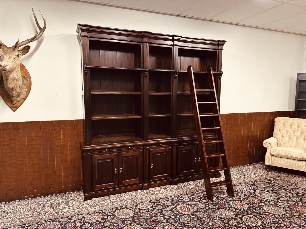 Een klassieke Engelse bibliotheek kast met ladder gemaakt van mahonie