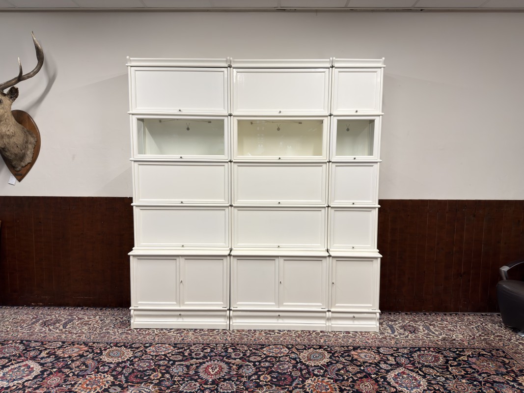Originele Globe Wernicke gesloten openkast met vitrine wit