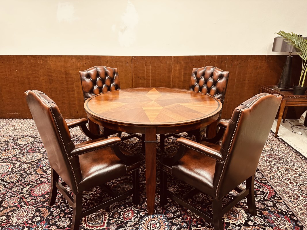 Klassieke ronde tafel met stoelen