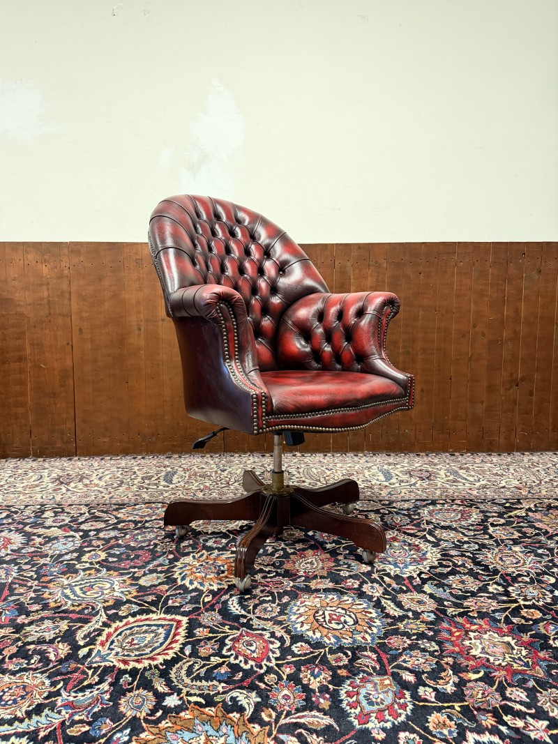 Klassieke Engelse Chesterfield bureaustoel Oxblood